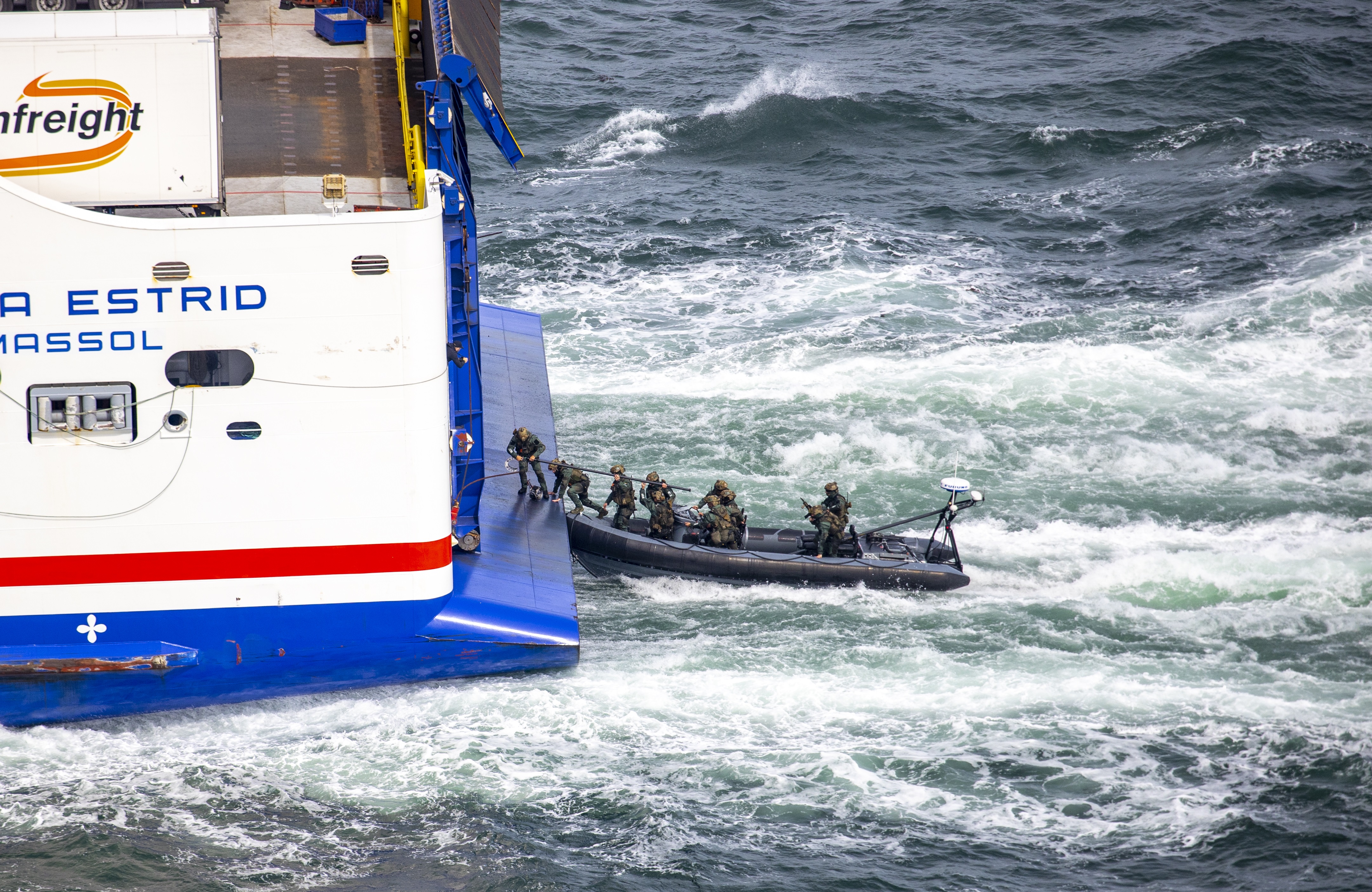 Army-Ranger-Wing-assault-team-boarding-the-stern-of-the-vessel